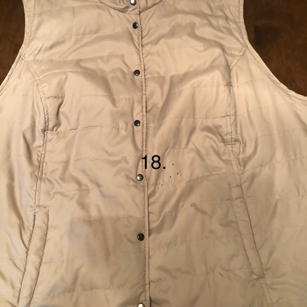 Lightly puffed vest. Great with jeans!